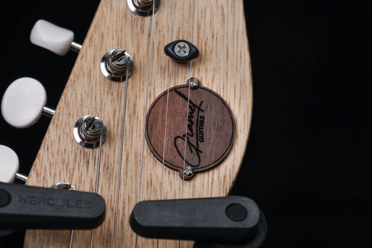 headstock-logo-boar-model